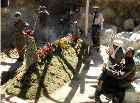 Supporters surround Anti-Taliban resistance leader's grave